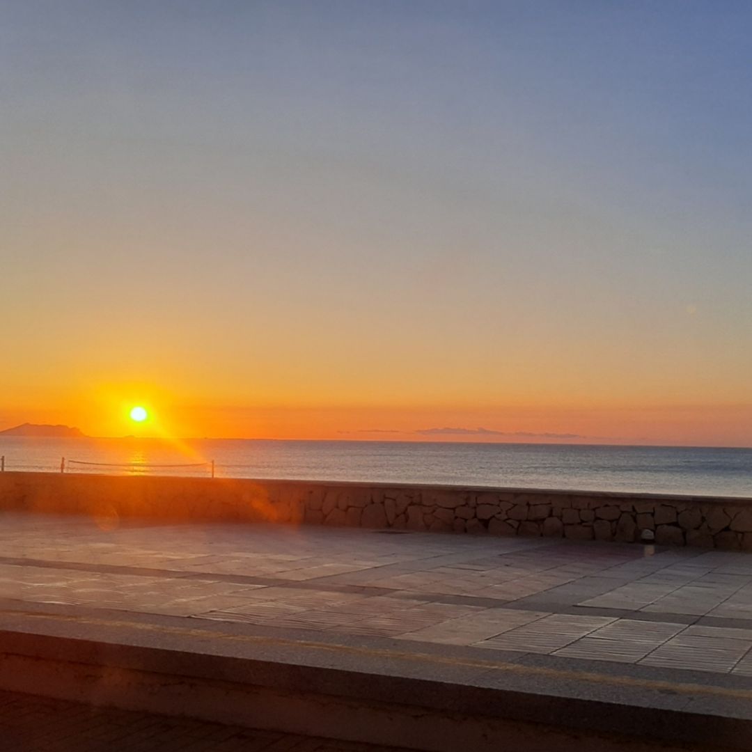 El sol eixit per l'horitzó de la Mediterrània.